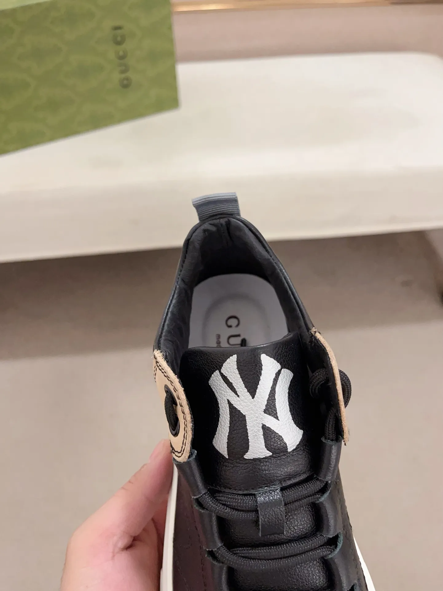 Men's shoes 💰 440 💰 High-quality new high-top GUCCI counters are on the market at the same time. The new men's shoes, 😘fabrics are selected imported cowhide, lining: sheepskin lining. 👍🏿 High-end ☄️ air-cushion molded anti-slip rubber outsole, exquisite lines, simple and elegant, comfortable and high-end for leisure travel. Code number: 38 to 44 (45 can be customized and cannot be returned or exchanged)